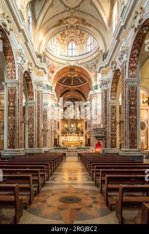 Das Innere der Kathedrale von Monopoli gewidmet der Jungfrau Maria, erbaut in lebendigem Marmor und Fresken Stockfoto