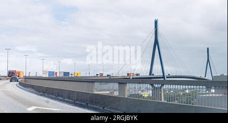 Hamburg, Deutschland. 05. Aug. 2023. Der Hafenverkehr führt über die Köhlbrand-Brücke. Spätestens in den 2030s Jahren wird die alte Struktur wirtschaftlich nicht mehr haltbar sein. Kredit: Markus Scholz dpa/Alamy Live News Stockfoto