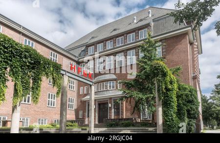 Hamburg, Deutschland. 05. Aug. 2023. Blick auf den Eingangsbereich der Hamburger Kunstuniversität, HFBK. Kredit: Markus Scholz/dpa/Alamy Live News Stockfoto