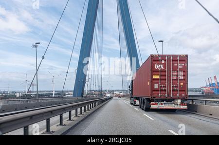 Hamburg, Deutschland. 05. Aug. 2023. Der Hafenverkehr führt über die Köhlbrand-Brücke. Spätestens in den 2030s Jahren wird die alte Struktur wirtschaftlich nicht mehr haltbar sein. Kredit: Markus Scholz dpa/Alamy Live News Stockfoto