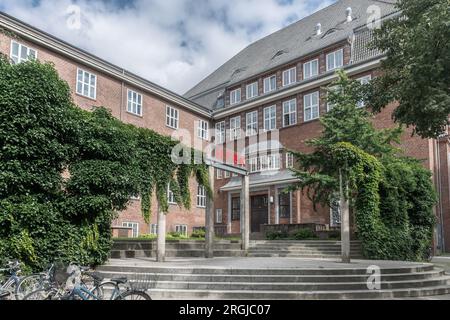 Hamburg, Deutschland. 05. Aug. 2023. Blick auf den Eingangsbereich der Hamburger Kunstuniversität, HFBK. Kredit: Markus Scholz/dpa/Alamy Live News Stockfoto