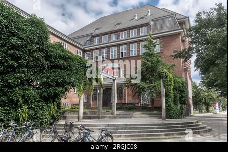 Hamburg, Deutschland. 05. Aug. 2023. Blick auf den Eingangsbereich der Hamburger Kunstuniversität, HFBK. Kredit: Markus Scholz/dpa/Alamy Live News Stockfoto