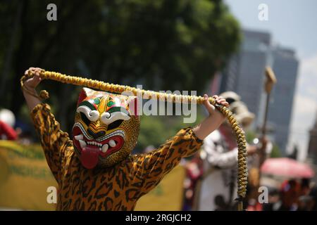 Mexiko-Stadt, Mexiko. 9. Aug. 2023. Ein Schauspieler in traditioneller Kleidung feiert den Internationalen Tag der Ureinwohner der Welt am 9. August 2023 in Mexiko-Stadt, Mexiko. Kredit: Francisco Canedo/Xinhua/Alamy Live News Stockfoto