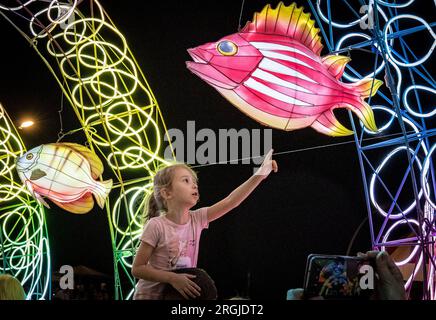 Tel Aviv, Israel. 9. Aug. 2023. Ein Mädchen besucht am 9. August 2023 die chinesische Ausstellung Lantern in Tel Aviv, Israel. Auf der Chinesischen Lantern-Ausstellung in Tel Aviv werden verschiedene Laternen von einem Team aus der Provinz Sichuan in der Stadt Zigong im Südwesten Chinas hergestellt. Kredit: Chen Junqing/Xinhua/Alamy Live News Stockfoto