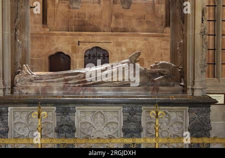 Die letzte Ruhestätte von Richard Durnford, Bischof von Chichester Cathedral. Eine wunderschön gefertigte Marmorgräberhülle. Stockfoto