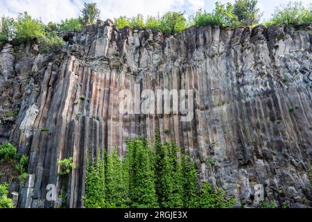 Basalt Rocks im Boyabat District. Sinop, Türkei. In Sinop gelegene Felsformationen in Form von Säulenbasalt. Basaltfelsen-Naturdenkmal. Stockfoto