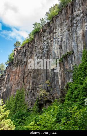 Basalt Rocks im Boyabat District. Sinop, Türkei. In Sinop gelegene Felsformationen in Form von Säulenbasalt. Basaltfelsen-Naturdenkmal. Stockfoto
