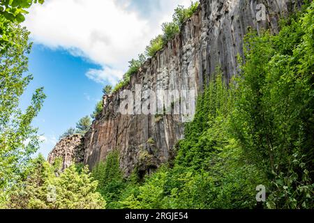 Basalt Rocks im Boyabat District. Sinop, Türkei. In Sinop gelegene Felsformationen in Form von Säulenbasalt. Basaltfelsen-Naturdenkmal. Stockfoto