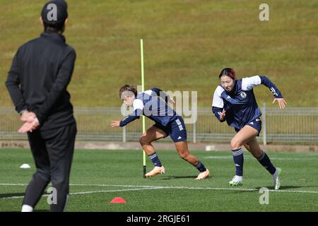 Auckland, Neuseeland. 10. Aug. 2023. (L-R) Moeka MINAMI, Jun ENDO (JPN), 10. August 2023 - Fußball/Fußball : #3 Moeka MINAMI, #13 Jun ENDO von Japan laufen vor dem FIFA Womens World Cup Australien & Neuseeland Finalspiel im 2023. Quartal zwischen Japan und Schweden in einem offiziellen Training im North Harbour Stadium in Auckland, Neuseeland. Kredit: AFLO/Alamy Live News Stockfoto