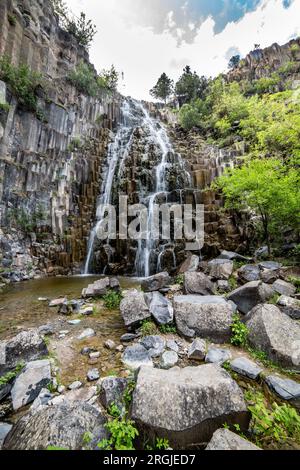 Basalt Rocks im Boyabat District. Sinop, Türkei. In Sinop gelegene Felsformationen in Form von Säulenbasalt. Basaltfelsen-Naturdenkmal Stockfoto