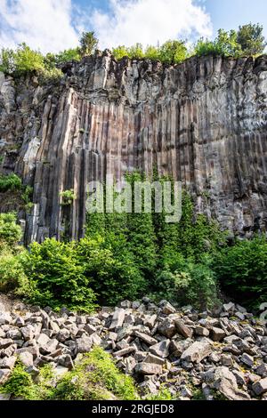 Basalt Rocks im Boyabat District. Sinop, Türkei. In Sinop gelegene Felsformationen in Form von Säulenbasalt. Basaltfelsen-Naturdenkmal. Stockfoto