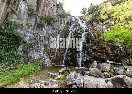 Basalt Rocks im Boyabat District. Sinop, Türkei. In Sinop gelegene Felsformationen in Form von Säulenbasalt. Basaltfelsen-Naturdenkmal Stockfoto