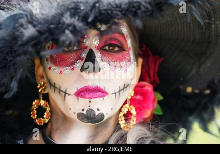 Darsteller des Balletts La Grana Beatriz Ramirez von Mexiko führen Auszüge vom „Day of the Dead“ bis zu Menschenmassen im Preston Park Museum and Grounds in Stockton-on-Tees auf, um das Billingham International Folklore Festival of World Dance zu starten, das vom 12. Bis zum 20. August stattfindet. Bilddatum: Mittwoch, 9. August 2023. Stockfoto