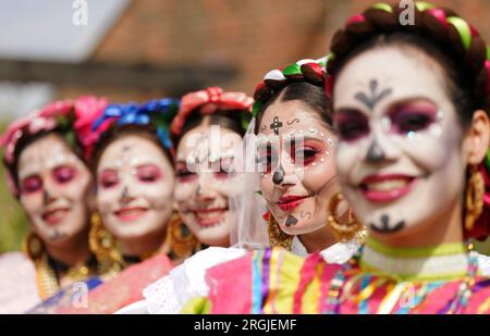 Darsteller des Balletts La Grana Beatriz Ramirez von Mexiko führen Auszüge vom „Day of the Dead“ bis zu Menschenmassen im Preston Park Museum and Grounds in Stockton-on-Tees auf, um das Billingham International Folklore Festival of World Dance zu starten, das vom 12. Bis zum 20. August stattfindet. Bilddatum: Mittwoch, 9. August 2023. Stockfoto