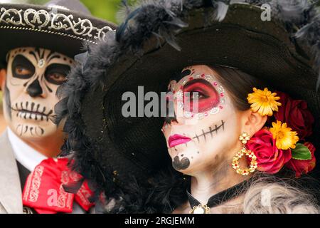 Darsteller des Balletts La Grana Beatriz Ramirez von Mexiko führen Auszüge vom „Day of the Dead“ bis zu Menschenmassen im Preston Park Museum and Grounds in Stockton-on-Tees auf, um das Billingham International Folklore Festival of World Dance zu starten, das vom 12. Bis zum 20. August stattfindet. Bilddatum: Mittwoch, 9. August 2023. Stockfoto