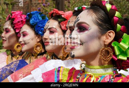 Darsteller des Balletts La Grana Beatriz Ramirez von Mexiko führen Auszüge vom „Day of the Dead“ bis zu Menschenmassen im Preston Park Museum and Grounds in Stockton-on-Tees auf, um das Billingham International Folklore Festival of World Dance zu starten, das vom 12. Bis zum 20. August stattfindet. Bilddatum: Mittwoch, 9. August 2023. Stockfoto