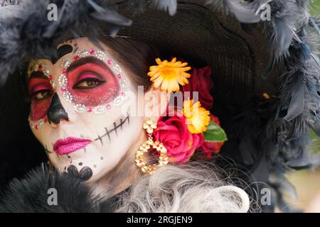 Darsteller des Balletts La Grana Beatriz Ramirez von Mexiko führen Auszüge vom „Day of the Dead“ bis zu Menschenmassen im Preston Park Museum and Grounds in Stockton-on-Tees auf, um das Billingham International Folklore Festival of World Dance zu starten, das vom 12. Bis zum 20. August stattfindet. Bilddatum: Mittwoch, 9. August 2023. Stockfoto