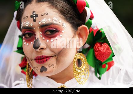 Darsteller des Balletts La Grana Beatriz Ramirez von Mexiko führen Auszüge vom „Day of the Dead“ bis zu Menschenmassen im Preston Park Museum and Grounds in Stockton-on-Tees auf, um das Billingham International Folklore Festival of World Dance zu starten, das vom 12. Bis zum 20. August stattfindet. Bilddatum: Mittwoch, 9. August 2023. Stockfoto