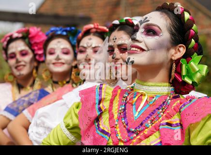 Darsteller des Balletts La Grana Beatriz Ramirez von Mexiko führen Auszüge vom „Day of the Dead“ bis zu Menschenmassen im Preston Park Museum and Grounds in Stockton-on-Tees auf, um das Billingham International Folklore Festival of World Dance zu starten, das vom 12. Bis zum 20. August stattfindet. Bilddatum: Mittwoch, 9. August 2023. Stockfoto