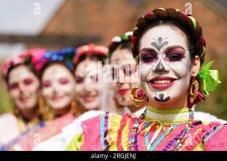 Darsteller des Balletts La Grana Beatriz Ramirez von Mexiko führen Auszüge vom „Day of the Dead“ bis zu Menschenmassen im Preston Park Museum and Grounds in Stockton-on-Tees auf, um das Billingham International Folklore Festival of World Dance zu starten, das vom 12. Bis zum 20. August stattfindet. Bilddatum: Mittwoch, 9. August 2023. Stockfoto