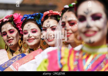 Darsteller des Balletts La Grana Beatriz Ramirez von Mexiko führen Auszüge vom „Day of the Dead“ bis zu Menschenmassen im Preston Park Museum and Grounds in Stockton-on-Tees auf, um das Billingham International Folklore Festival of World Dance zu starten, das vom 12. Bis zum 20. August stattfindet. Bilddatum: Mittwoch, 9. August 2023. Stockfoto