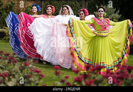 Darsteller des Balletts La Grana Beatriz Ramirez von Mexiko führen Auszüge vom „Day of the Dead“ bis zu Menschenmassen im Preston Park Museum and Grounds in Stockton-on-Tees auf, um das Billingham International Folklore Festival of World Dance zu starten, das vom 12. Bis zum 20. August stattfindet. Bilddatum: Mittwoch, 9. August 2023. Stockfoto