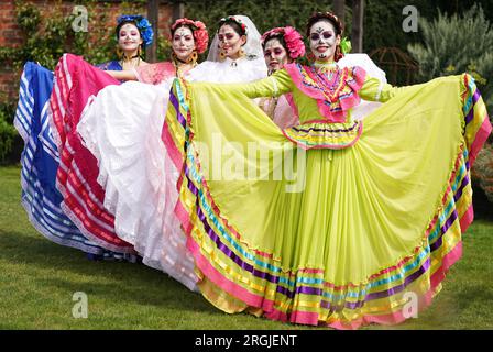 Darsteller des Balletts La Grana Beatriz Ramirez von Mexiko führen Auszüge vom „Day of the Dead“ bis zu Menschenmassen im Preston Park Museum and Grounds in Stockton-on-Tees auf, um das Billingham International Folklore Festival of World Dance zu starten, das vom 12. Bis zum 20. August stattfindet. Bilddatum: Mittwoch, 9. August 2023. Stockfoto