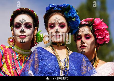 Darsteller des Balletts La Grana Beatriz Ramirez von Mexiko führen Auszüge vom „Day of the Dead“ bis zu Menschenmassen im Preston Park Museum and Grounds in Stockton-on-Tees auf, um das Billingham International Folklore Festival of World Dance zu starten, das vom 12. Bis zum 20. August stattfindet. Bilddatum: Mittwoch, 9. August 2023. Stockfoto