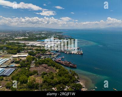 Blick über die traditionellen philippinischen Fischerboote im General Santos City Fish Port Complex. Mindanao, Philippinen. Stockfoto