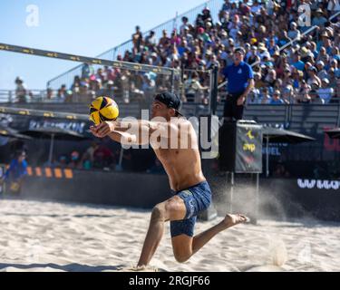 Trevor Crabb gibt den Ball während der AVP Hermosa Beach Open am 8. Juli 2023 ab. (John Geldermann/Alamy) Stockfoto