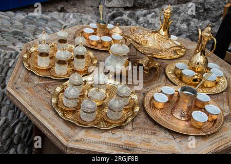 Türkische Tassen, Töpfe, Teekessel und Souvenirs aus Kupfer. Mostar Stadt in Bosnien und Herzegowina, lokales traditionelles Kunsthandwerk Stockfoto