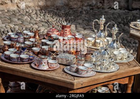 Türkische Tassen, Töpfe, Teekessel und Souvenirs aus Kupfer. Mostar Stadt in Bosnien und Herzegowina, lokales traditionelles Kunsthandwerk Stockfoto