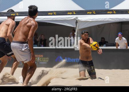 Trevor Crabb gibt den Ball während der AVP Hermosa Beach Open am 9. Juli 2023 ab. (John Geldermann/Alamy) Stockfoto