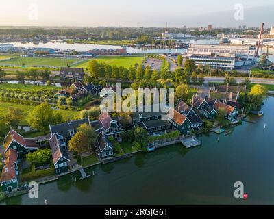 Luftdrohnenfoto der Zaanse Schans. Dieses Bild zeigt ein typisches holländisches Dorf neben einem Fluss. Stockfoto