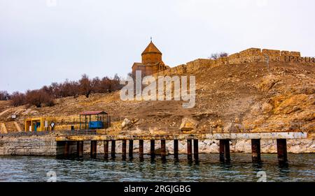 Akdamar-Insel in Van Lake. Lieferwagen, Türkei. Die Kathedrale des Heiligen Kreuzes auf der Insel Akdamar, im See Van in der östlichen Türkei. Stockfoto