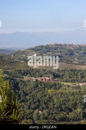 Blick auf die Langhe-Roero-Hügel in Piemont mit den Alpen im Hintergrund. Italien Stockfoto