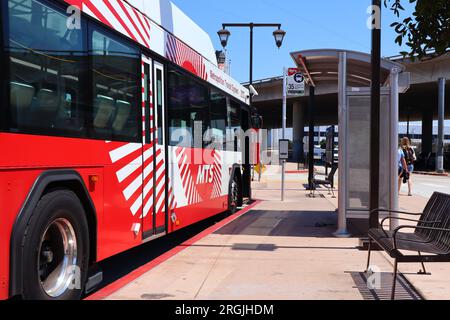 SAN DIEGO, Kalifornien: San Diego MTS Metropolitan Transit System Bushaltestelle Stockfoto