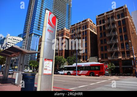 SAN DIEGO, Kalifornien: San Diego MTS Metropolitan Transit System Bushaltestelle Stockfoto