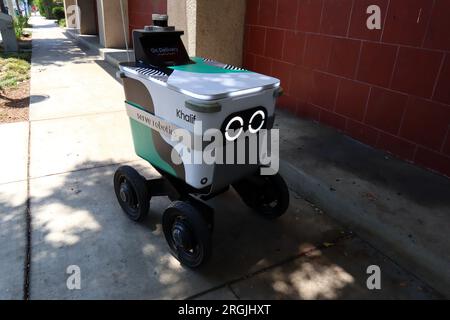 Los Angeles, Kalifornien – 1. Juli 2023: Khalif, Serve Robotics Delivery. Service Robot Delivering Food to Customer Stockfoto