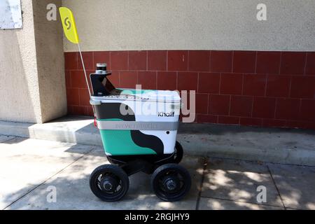 Los Angeles, Kalifornien – 1. Juli 2023: Khalif, Serve Robotics Delivery. Service Robot Delivering Food to Customer Stockfoto
