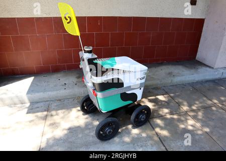 Los Angeles, Kalifornien – 1. Juli 2023: Khalif, Serve Robotics Delivery. Service Robot Delivering Food to Customer Stockfoto
