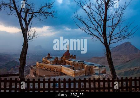 Ishak Pasha Palace (Türkisch: Ishak Pasa Sarayi) befindet sich im Bezirk Dogubayazit der Provinz Agri in der Osttürkei. Dogubayazit, Agri, Türkei. Stockfoto