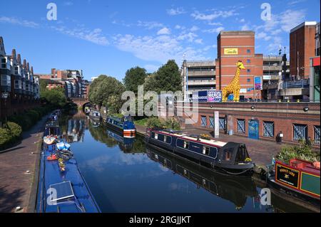 Brindley Place Birmingham, 10. August 2023: In Birmingham haben sich die Menschen in der heißen Morgensonne sportlich betätigt, bevor die Temperaturen in Midlands-Stadt voraussichtlich 26 Grad erreichen werden. Ein Hund namens Dash durfte sogar unter einem Sonnenschirm auf seinem Kanalboot sitzen und eine Kaugummi essen. Kredit: Stop Press Media/Alamy Live News Stockfoto