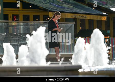 Brindley Place Birmingham, 10. August 2023: In Birmingham haben sich die Menschen in der heißen Morgensonne sportlich betätigt, bevor die Temperaturen in Midlands-Stadt voraussichtlich 26 Grad erreichen werden. Ein Hund namens Dash durfte sogar unter einem Sonnenschirm auf seinem Kanalboot sitzen und eine Kaugummi essen. Kredit: Stop Press Media/Alamy Live News Stockfoto