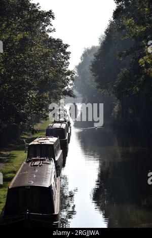 Canal Boats säumen den Oxford Canal in der Nähe des Bankside Park an einem nebligen Morgen in Banbury Stockfoto