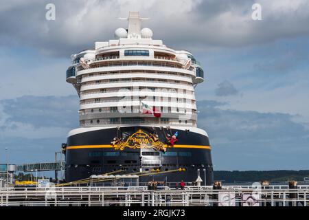 Kiel, Deutschland, August 2023 Hafenimpressionen die Heckpartie der Disney Dream am Ostseekai Touristen betrachten die Situation Stockfoto
