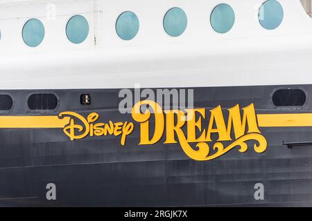 Kiel, Deutschland, August 2023 Hafenimpressionen der Schriftzug Disney Dream an der Backbordseite des Kreuzfahrtschiffes Stockfoto