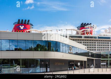 Kiel, Deutschland, August 2023 Hafenimpressionen der Liegeplatz 28 am Ostseekai hier belegt mit dem Kreuzfahrtschiff Disney Dream Stockfoto