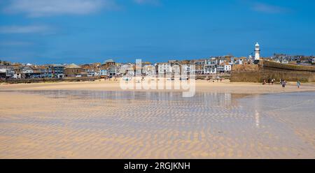 Niedrigwasserlandschaft am West porthminster Beach, Cornwall, Großbritannien Stockfoto