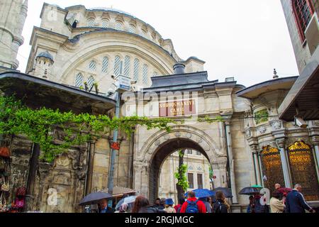 Nuruosmaniye Moschee neben dem Großen Basar - architektonisch bedeutsame osmanische Moschee, die 1755 fertiggestellt wurde, mit einer riesigen Kuppel und vielen Fenstern. Stockfoto